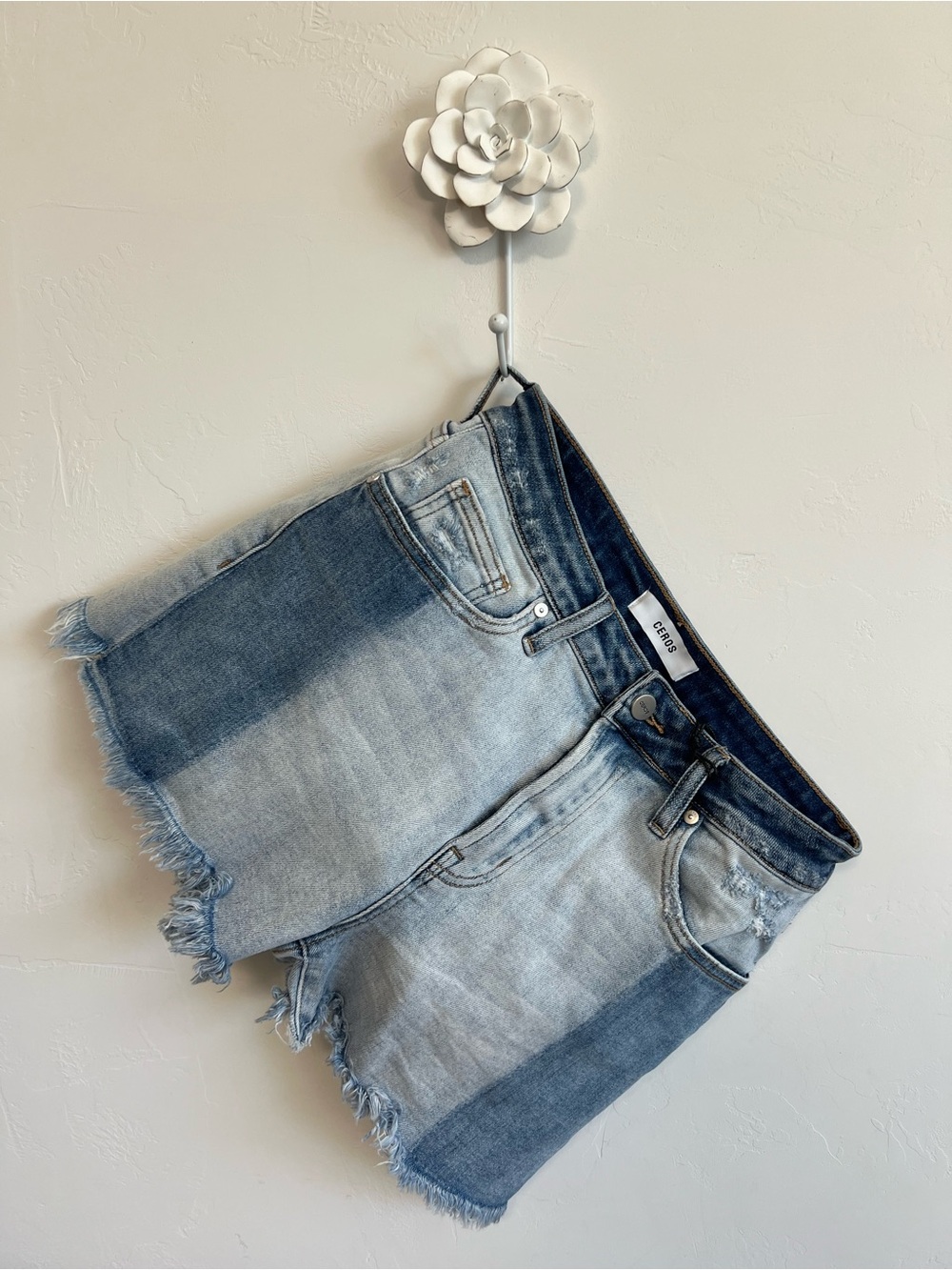 Ceros Two-Tone Raw Hem Denim Shorts - Blue